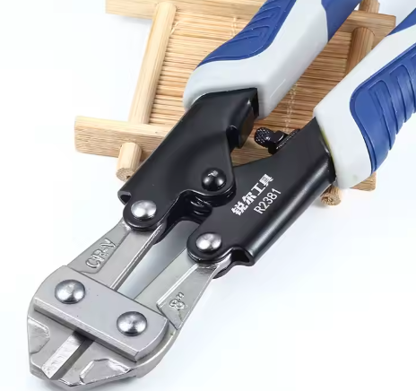 High-quality pliers designed for cutting stainless steel chains, featuring a robust and durable construction. These thick chain cutters are user-friendly and ideal for jewelry DIY projects.